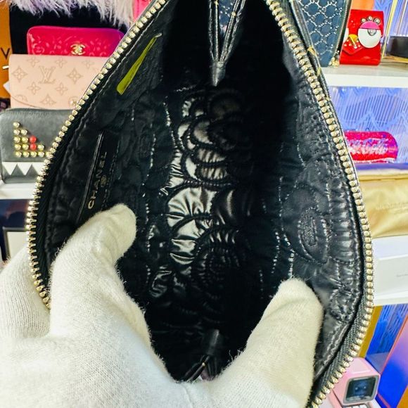 New Rare Chanel Camellia Black Gold Lambskin Embossed Leather Cosmetic Travel Po - Picture 10 of 13